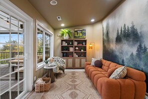 Smart TV, fireplace - 9 Bedroom, Hot Tub, Sauna, Patios, Golf, Game Room, Professionally Designed Home (Vancouver)