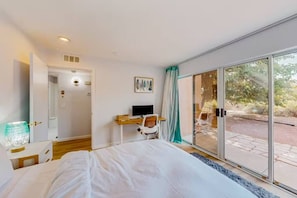 Desk, iron/ironing board, WiFi, bed sheets