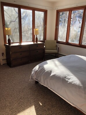 3 habitaciones, tabla de planchar con plancha, wifi y ropa de cama