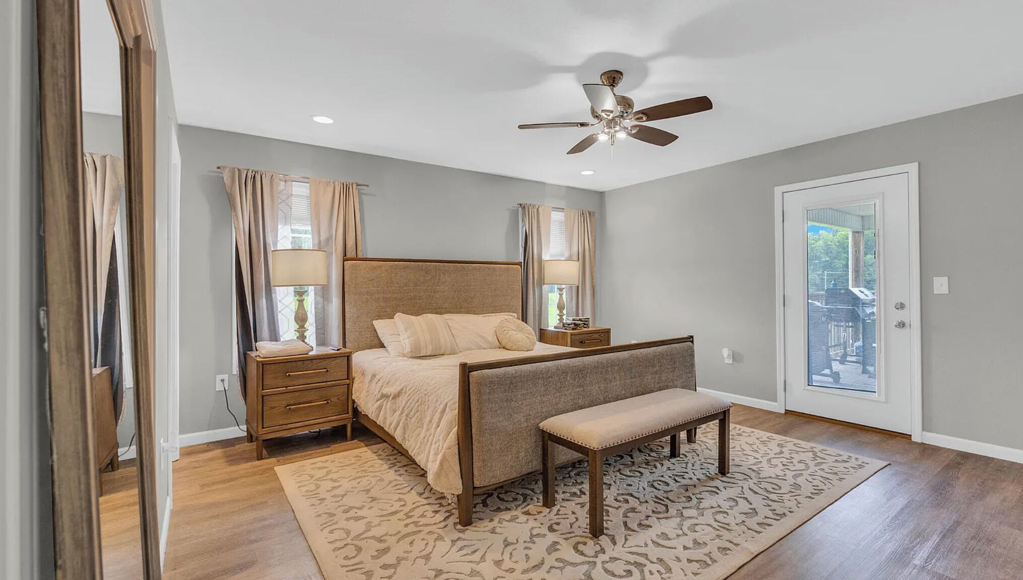 3 عدّة غرف نوم ومكواة/لوح كي وواي فاي وملاءات أسرّة