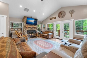 Téléviseur, foyer, table de baby-foot, livres