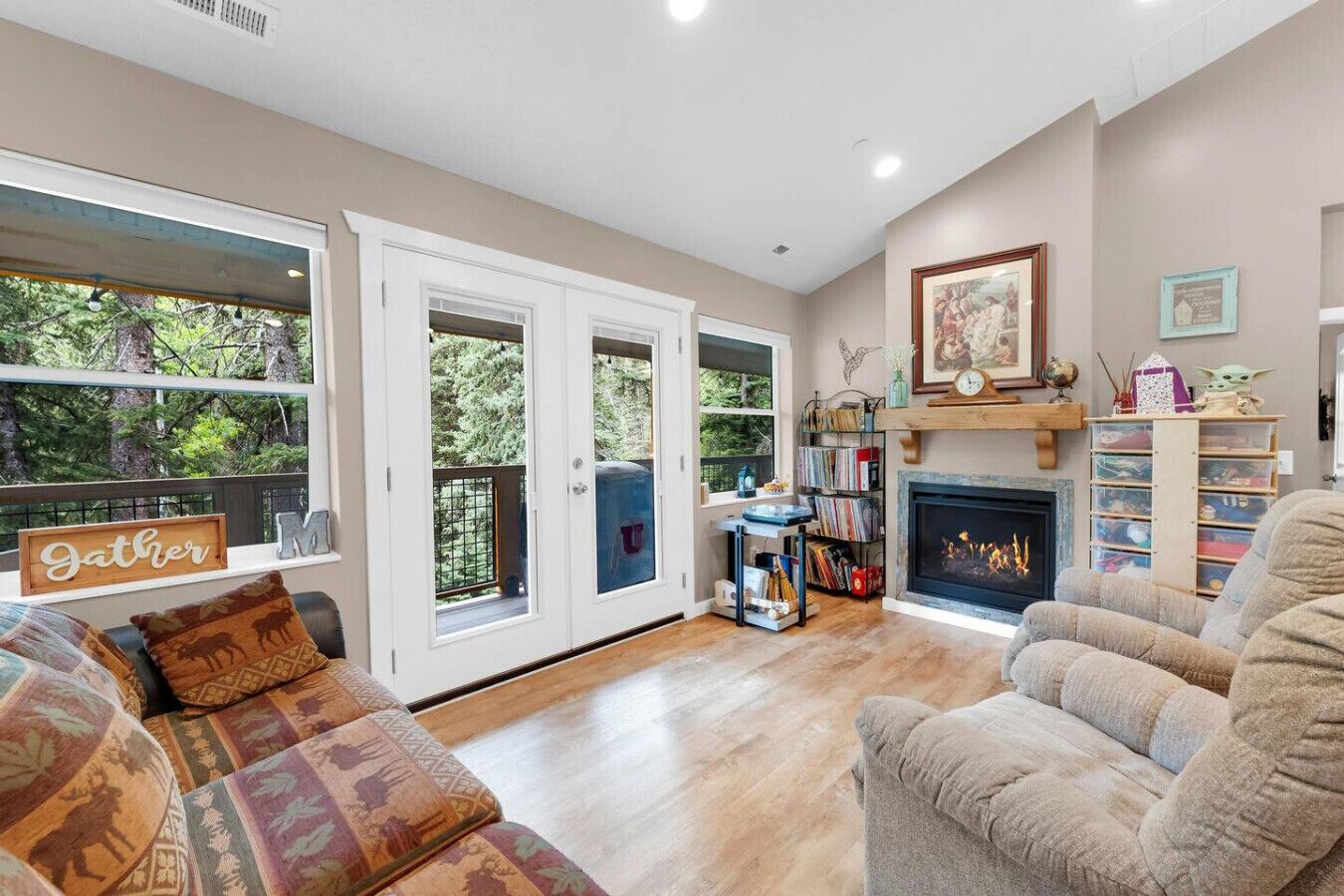 Télévision, cheminée, baby-foot, livres