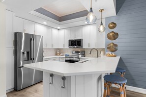 冷蔵庫、電子レンジ、オーブン、コンロ