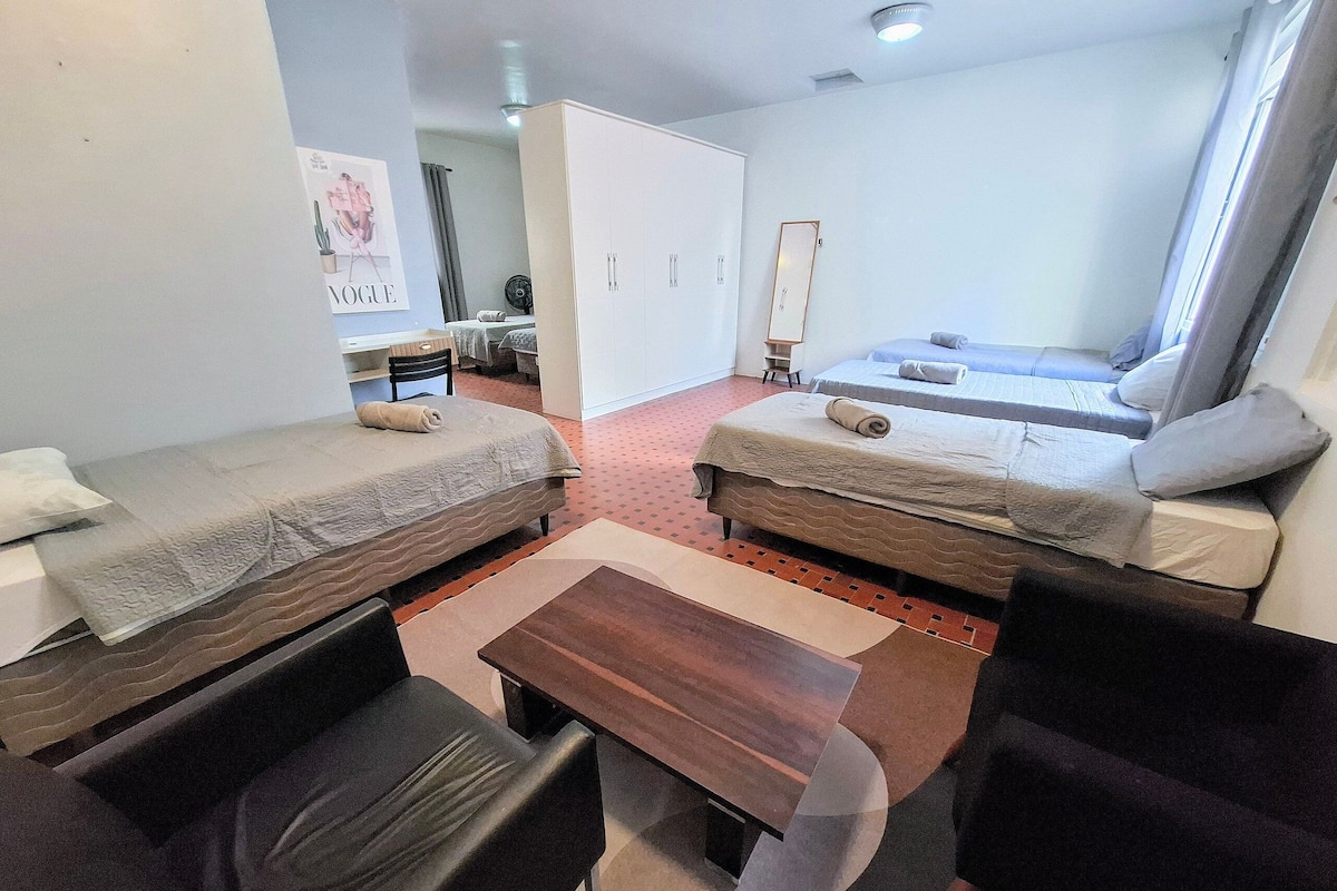 Literie hypoallergénique, rideaux occultants, fer et planche à repasser