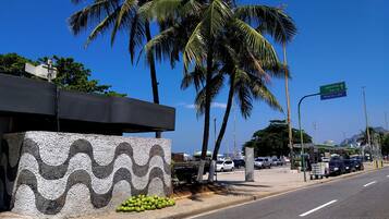 Am Strand, weißer Sandstrand, Strandtücher, Volleyball
