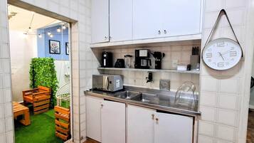 Een koelkast, een microgolfoven