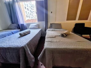 Habitación cuádruple | Ropa de cama hipoalergénica y cortinas opacas