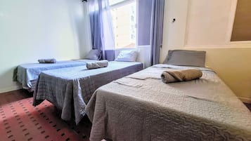 Habitación cuádruple | Ropa de cama hipoalergénica y cortinas blackout