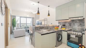 Appartamento Luxury, balcone, vista città | Cucina privata | Frigorifero con congelatore, microonde, forno, piano cottura