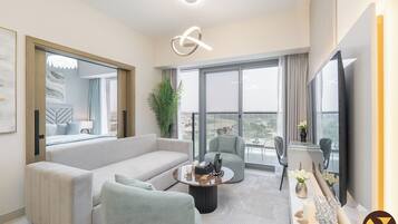 Appartamento Luxury, balcone, vista città | Area soggiorno | Smart TV 65 pollici con canali satellitari