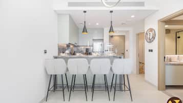 Luxury-Apartment, Balkon, Stadtblick | Essbereich im Zimmer