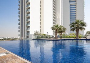 Outdoor pool - Vogue | Golf Gate Damac Hills near First Avenue Mall (Dubai)