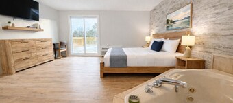 Nisswa Hotel & Suites – Whitefish Lake Jacuzzi King · Balcony · Kitchenette