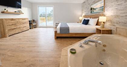 Nisswa Hotel & Suites â Whitefish Lake Jacuzzi King · Balcony · Kitchenette