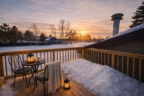 Outdoor dining - Nisswa Hotel – Deck, King Jacuzzi & Kitchenette Near Gull Lake (Nisswa)