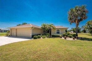 Exterior - Pine Valley Palms - Charming 3-BR Waterfront Home in Rotonda with Heated Pool (Rotonda West)