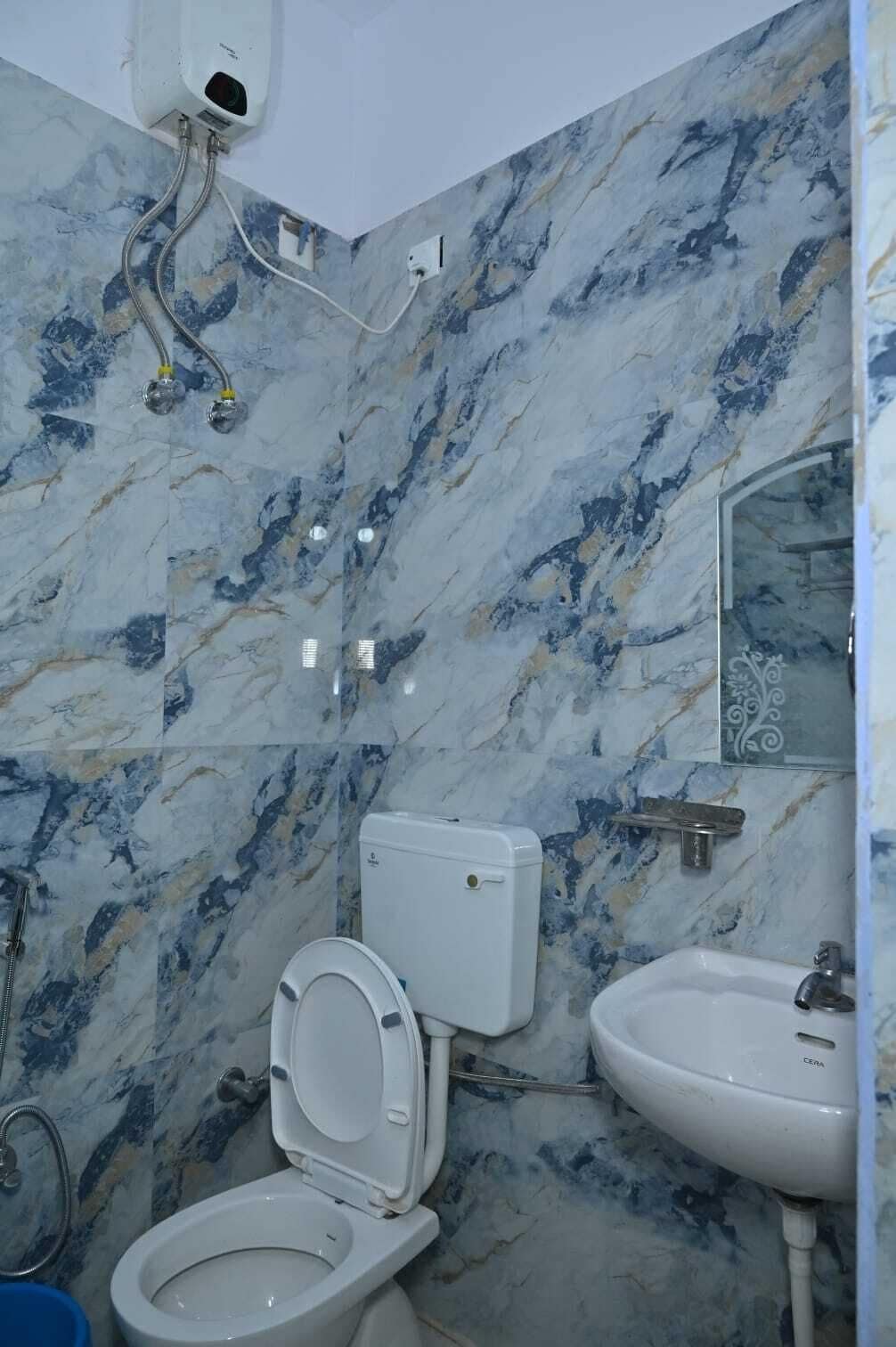 Habitación doble Deluxe | Baño | Regadera, amenidades de baño gratuitas, toallas, papel de baño 