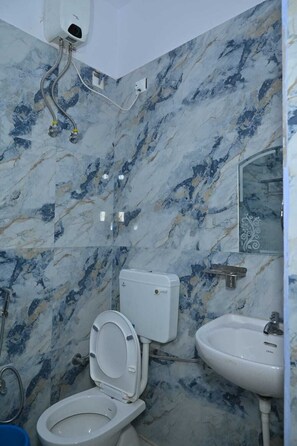 Deluxe Double Room | Bathroom | Shower, free toiletries, towels, toilet paper - Bholashankara Vasavi Annapurna Satram (Varanasi)
