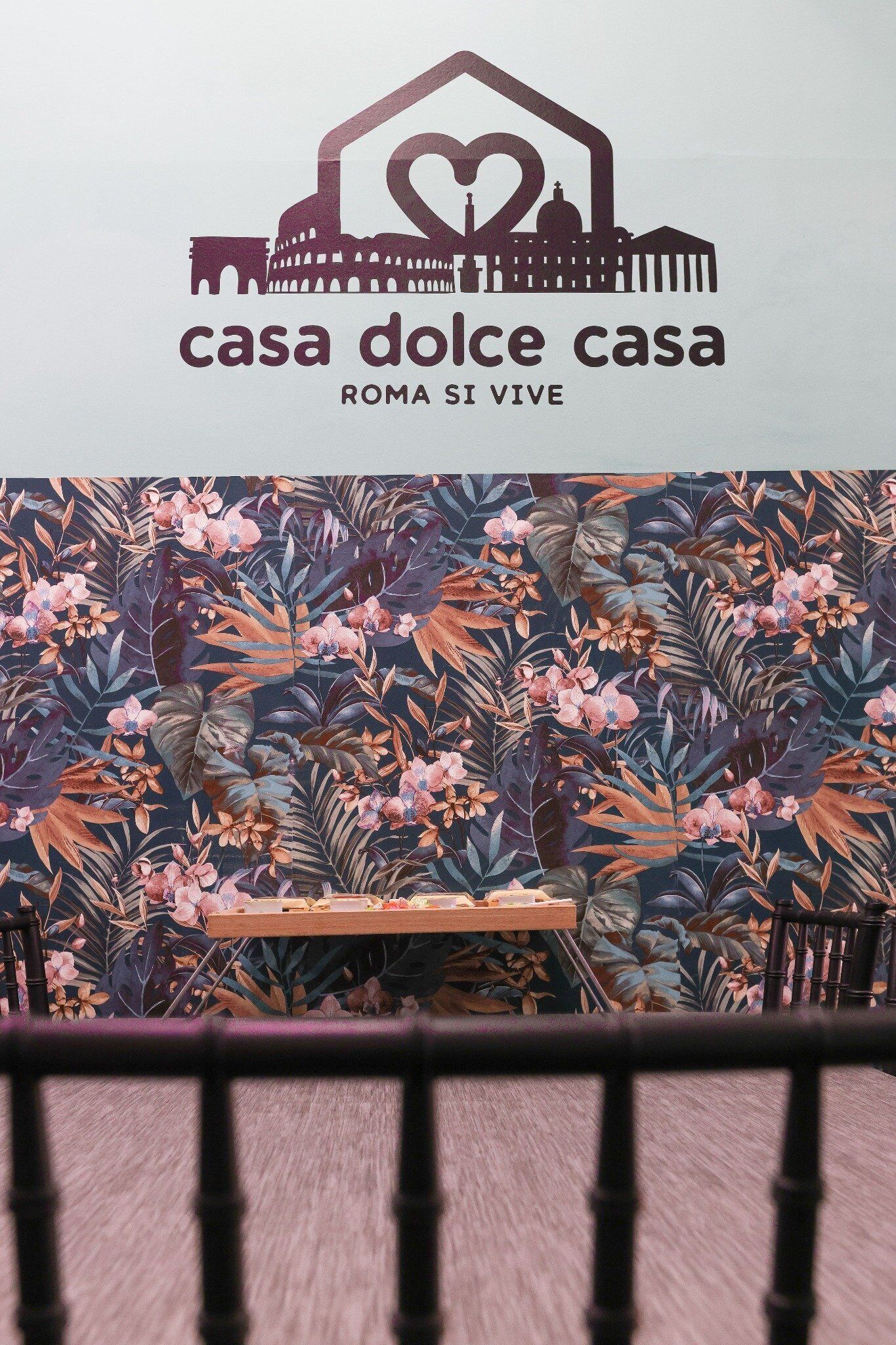 A logo with a heart and a building, and the text "casa dolce casa roma si vive".