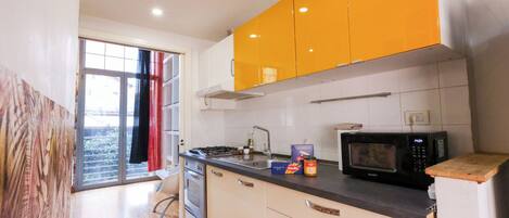 Refrigerador, microondas, placa de cocina, utensilios de cocina