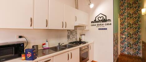 Appartement | Cuisine privée | Réfrigérateur, micro-ondes, plaque de cuisson