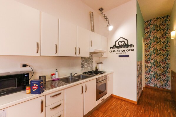 Apartemen | Dapur pribadi | Lemari es, microwave, kompor, dan peralatan masak/sendok-piring