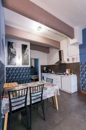 Apartament clàssic | Cuina privada | Frigorífic, microones i placa de cuina