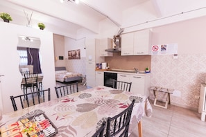 Apartemen Klasik | Dapur pribadi | Lemari es, microwave, kompor, dan peralatan masak/sendok-piring