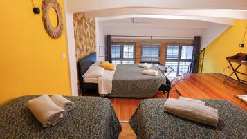 Deluxe Apartment | Iron/ironing board, free WiFi