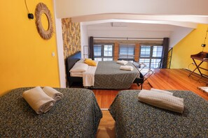 Deluxe Apartment | Iron/ironing board, free WiFi