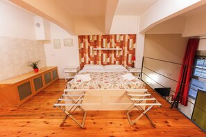 Deluxe Apartment | Iron/ironing board, free WiFi
