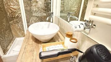 Classic-Apartment | Badezimmer | Haartrockner, Handtücher, Seife, Shampoo