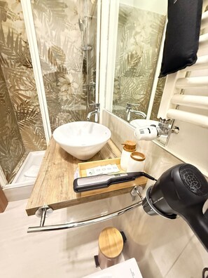 Apartamento clásico | Baño | Secador de pelo, toallas, jabón y champú