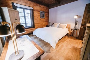 4 bedrooms, desk, iron/ironing board, travel cot