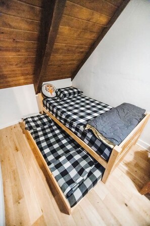 5 bedrooms, desk, iron/ironing board, travel crib