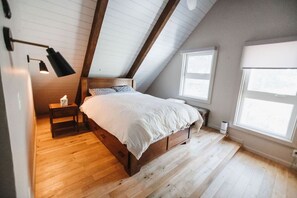 5 quartos, escrivaninha, ferros/tábuas de passar roupa, berço de viagem