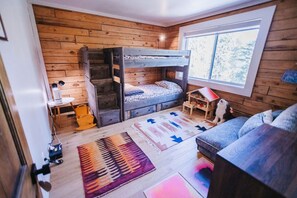 4 bedrooms, desk, iron/ironing board, travel crib