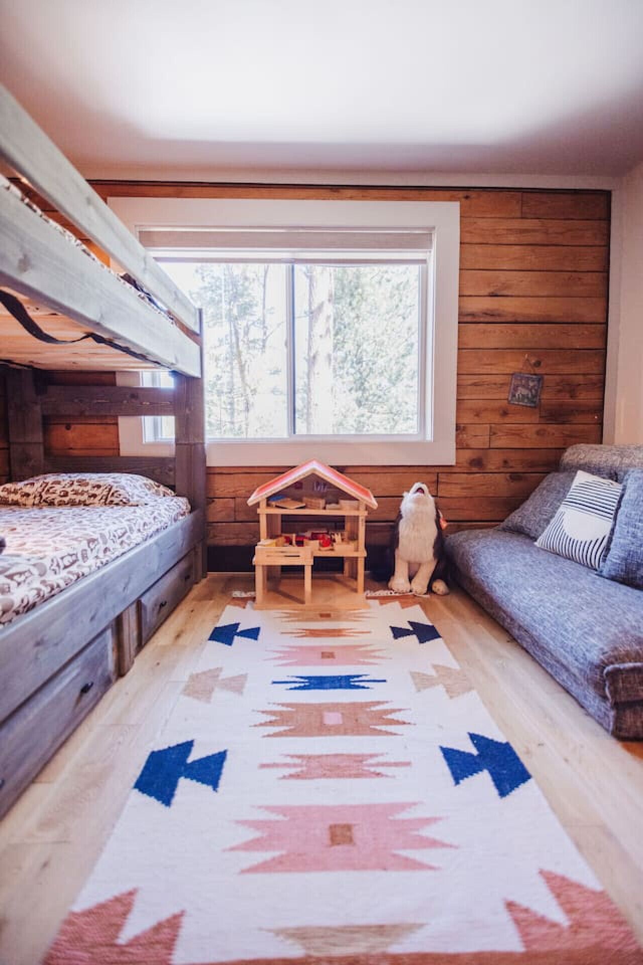 4 chambres, bureau, fer et planche à repasser, lit parapluie