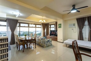1 habitación, tabla de planchar con plancha y ropa de cama