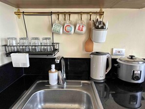 Refrigerador, microondas, placa de cocina, utensilios de cocina
