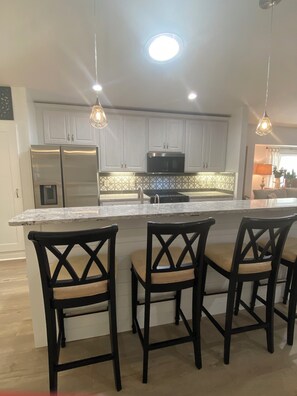 Fridge, microwave, oven, stovetop - Charming 3-bedroom house in delightful Downtown Punta Gorda with AC (Punta Gorda)