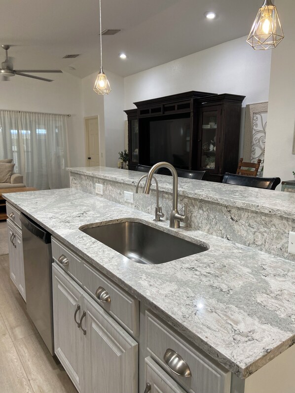 Fridge, microwave, oven, stovetop - Charming 3-bedroom house in delightful Downtown Punta Gorda with AC (Punta Gorda)