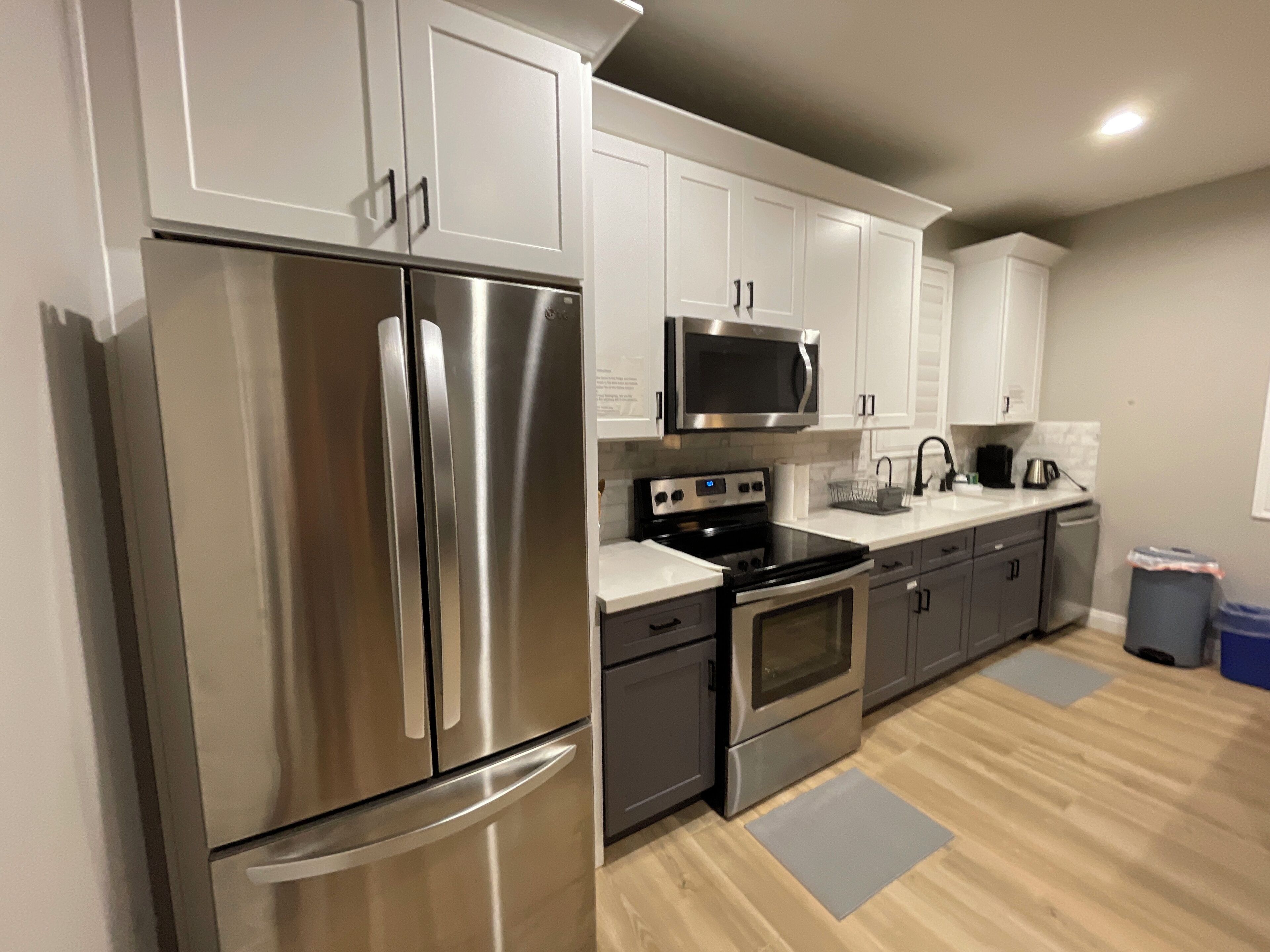 冷蔵庫、電子レンジ、オーブン、コンロ