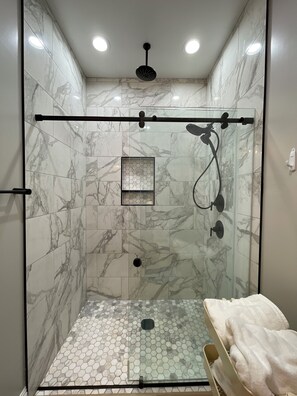 Shower, hair dryer, bidet, towels