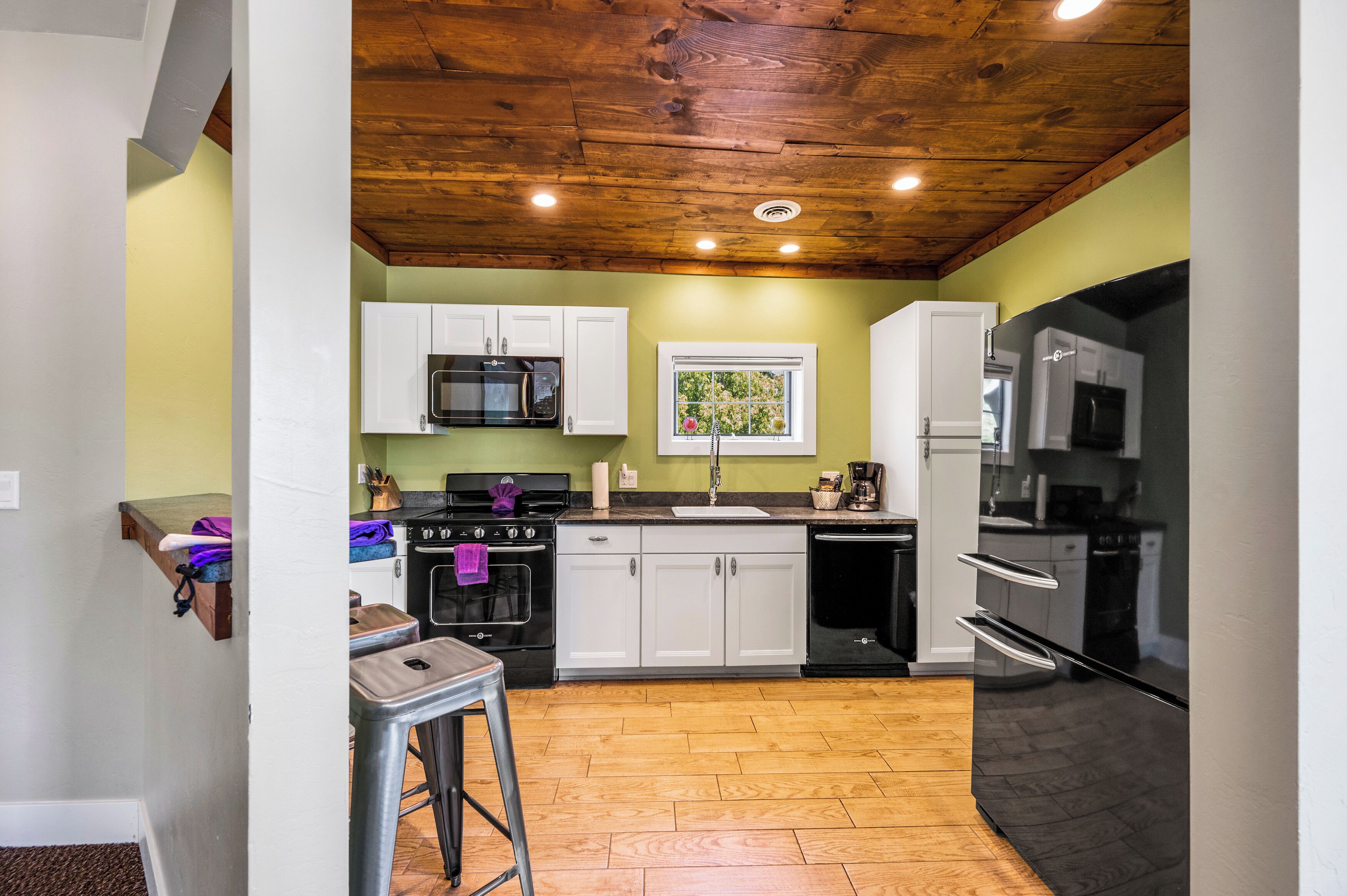 雪櫃、微波爐、焗爐、爐具