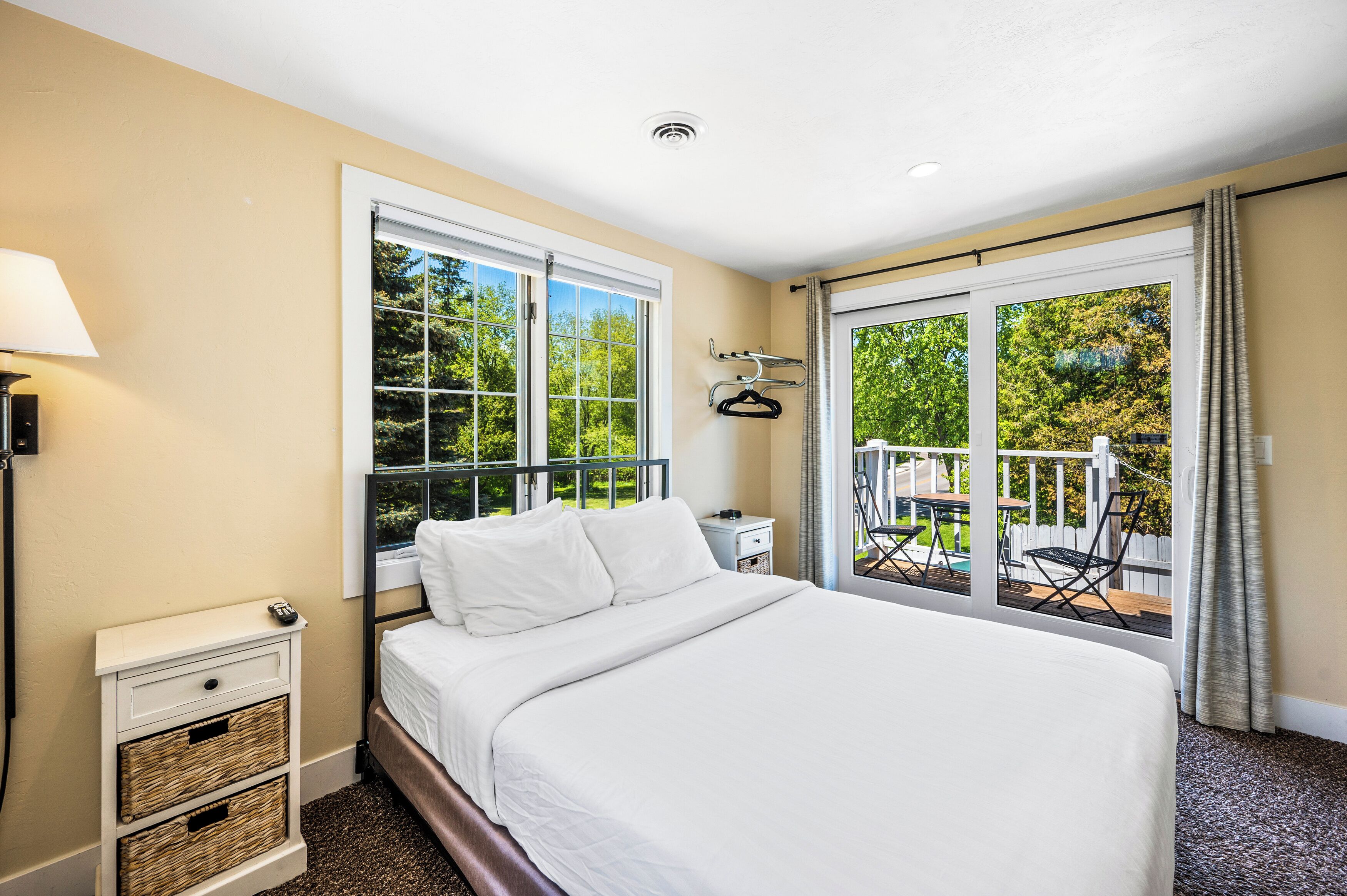 2 bedrooms, internet, bed sheets