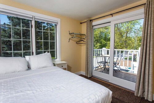 Large 2-bedroom/2-bathroom apartment in the heart of Fish Creek