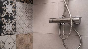 Apartamento, sacada, vista para o mar | Chuveiro