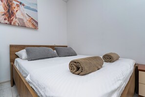 Blackout curtains, free WiFi