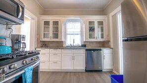 Microwave, oven, stovetop, dishwasher - Pets OK • Backyard - 3 miles to River Walk & Alamo (San Antonio)